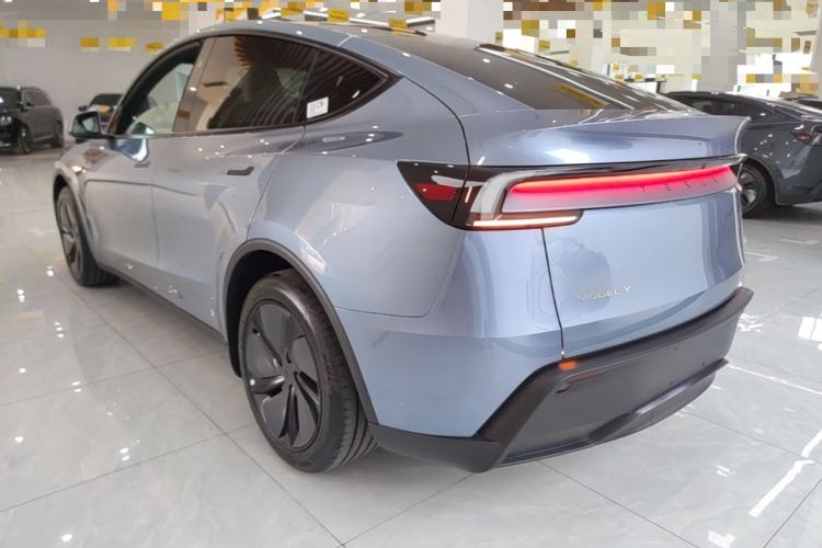 Tesla Model Y 2026 — 4