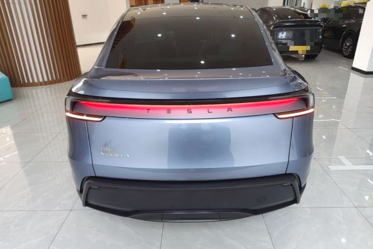 Tesla Model Y 2026 — 5