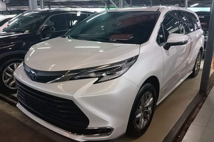 Toyota Sienna 2023 — фото 1