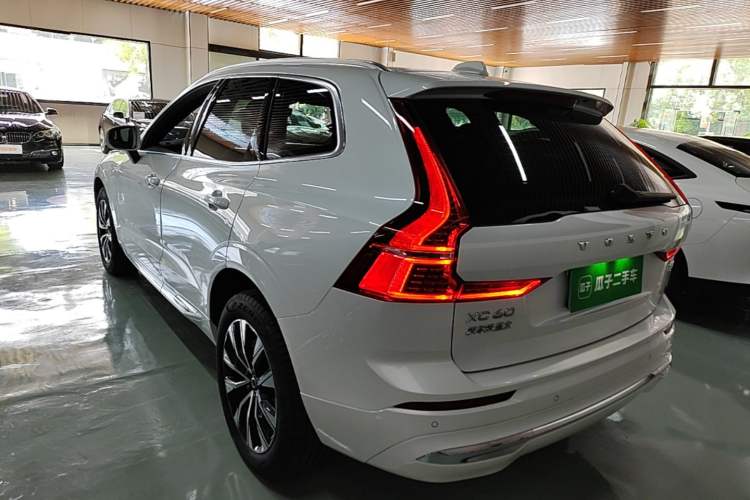 Volvo XC60 2025 — фото 4