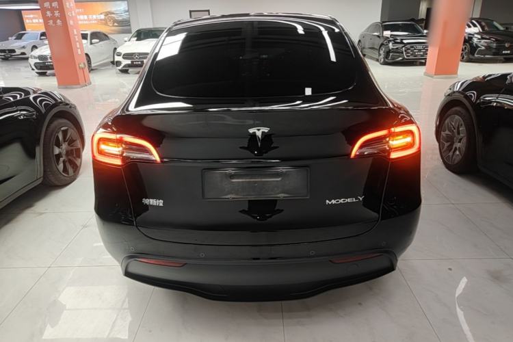 Tesla Model Y 2023 — 5