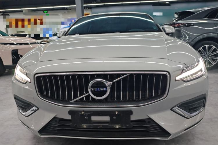 Volvo S60 2025 — 2