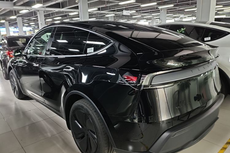 Tesla Model Y 2026 — 4