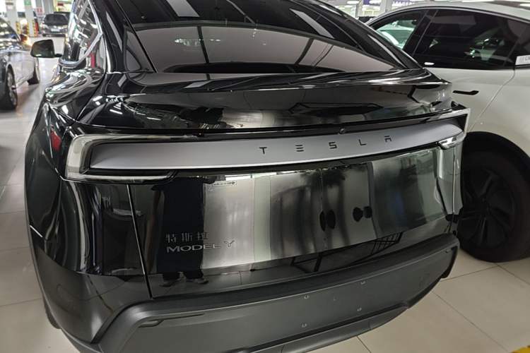 Tesla Model Y 2026 — 5