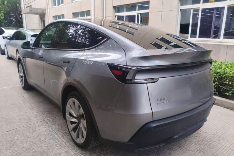 Tesla model y l 2025 — фото 4