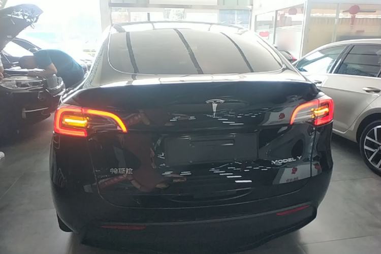 Tesla Model Y 2021 — 5