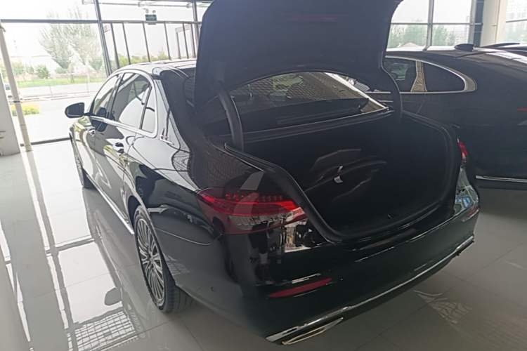 Mercedes-Benz E 300 L 2023 — 4