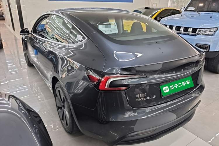 Tesla Model 3 2025 — 4