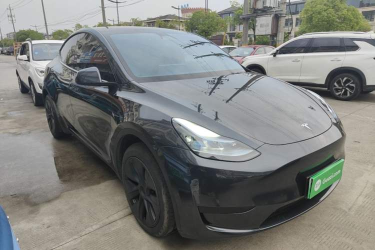Tesla Model Y 2024 — 3