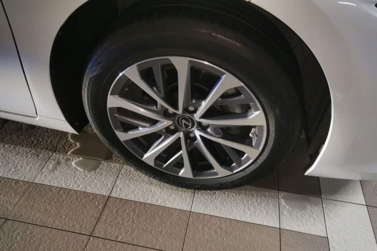 Lexus ES 200 2022 — 5