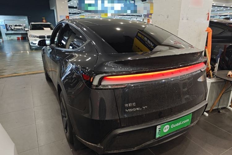 Tesla Model Y 2026 — 4