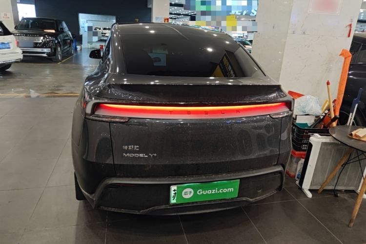 Tesla Model Y 2026 — 5