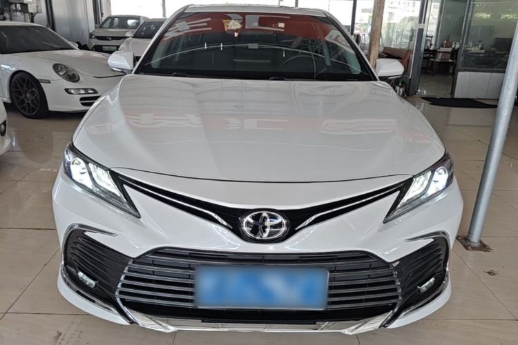 Toyota Camry 2023 — фото 2