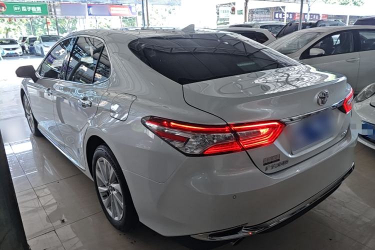 Toyota Camry 2023 — фото 4
