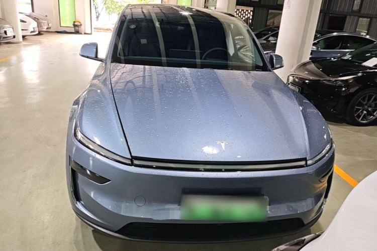 Tesla Model Y 2025 — 2
