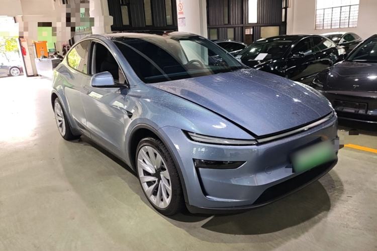 Tesla Model Y 2025 — 3