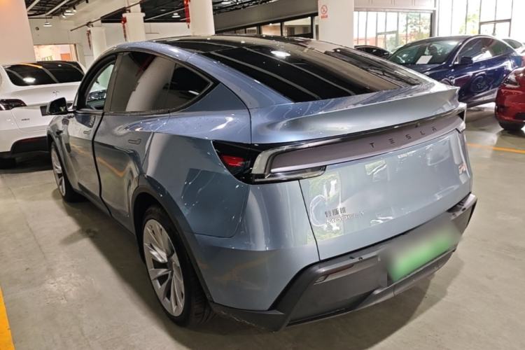 Tesla Model Y 2025 — 4