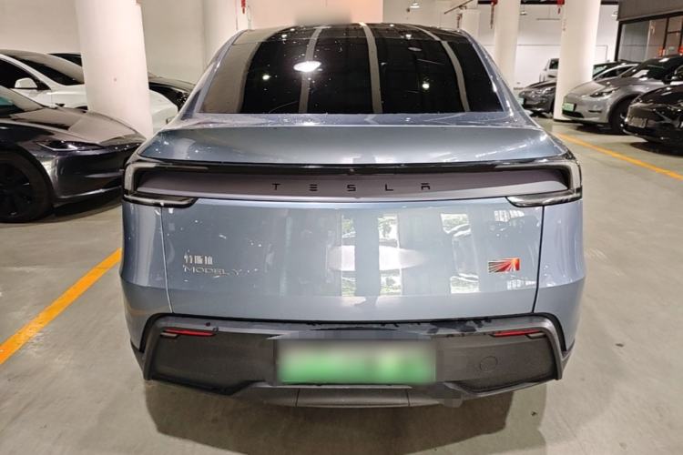 Tesla Model Y 2025 — 5
