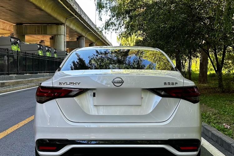Nissan Sentra 2025 — 4