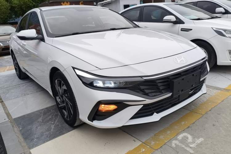 Hyundai Elantra 2023 — 3