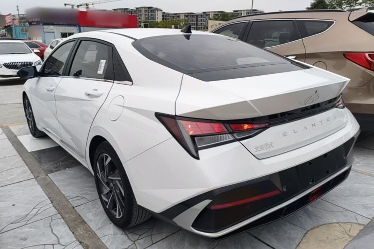 Hyundai Elantra 2023 — 4