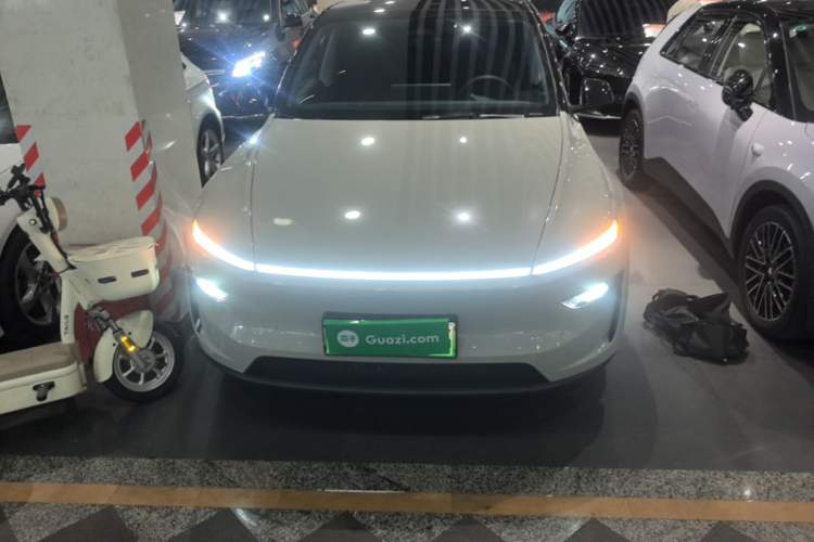 Tesla Model Y 2025 — 2