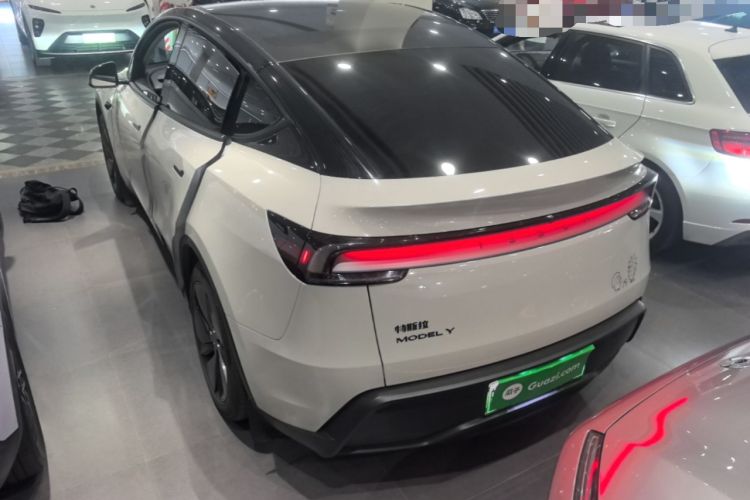 Tesla Model Y 2025 — 4
