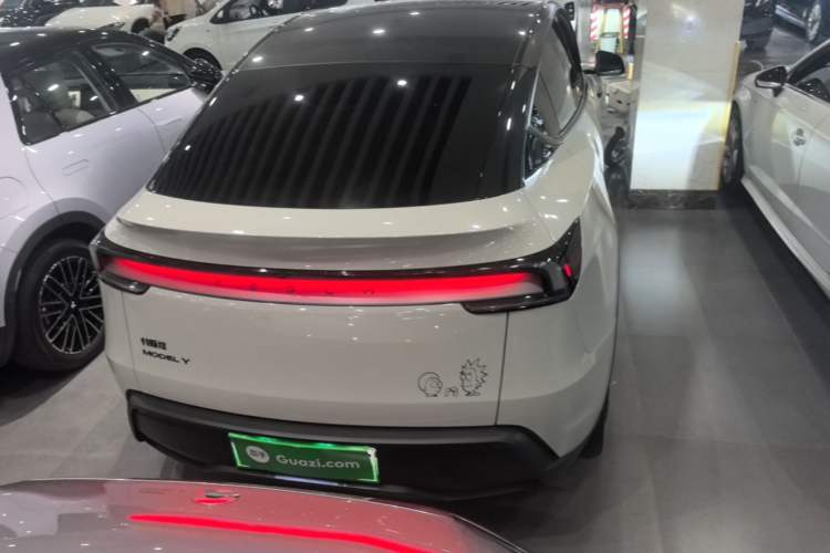 Tesla Model Y 2025 — 5
