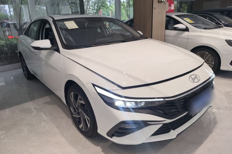 Hyundai Elantra 2023 — 3