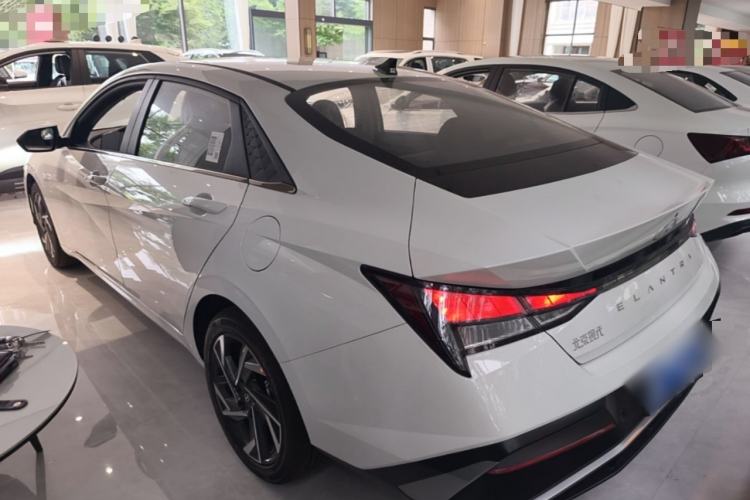 Hyundai Elantra 2023 — 4