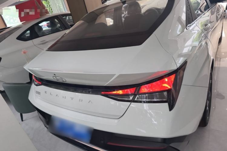 Hyundai Elantra 2023 — 5