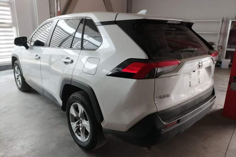 Toyota RAV4 2024 — фото 4
