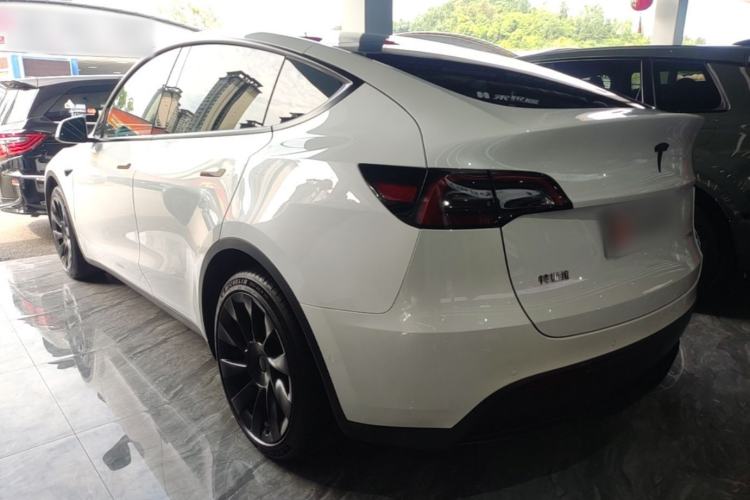 Tesla Model Y 2021 — 4