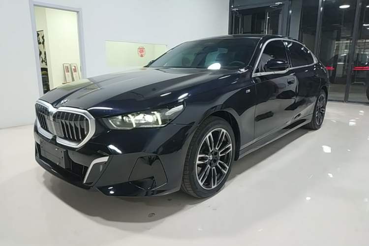 BMW 5 series 2025 — фото 1