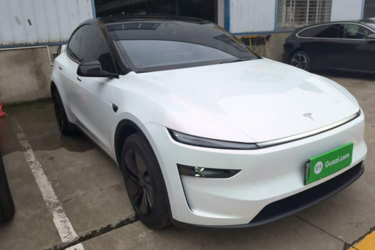 Tesla Model Y 2026 — 3