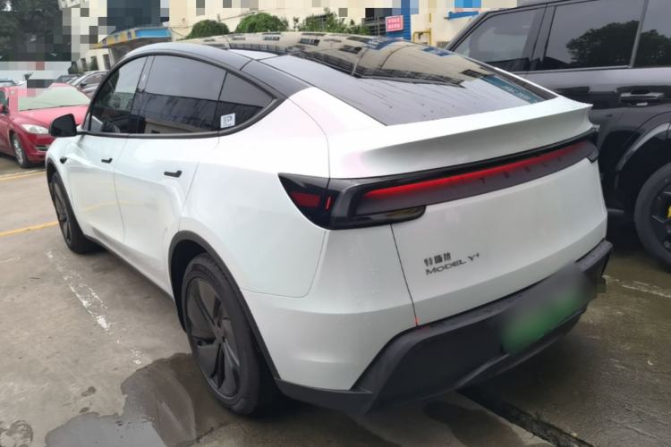 Tesla Model Y 2026 — 4