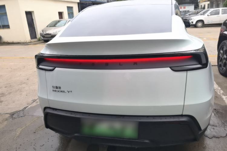 Tesla Model Y 2026 — 5