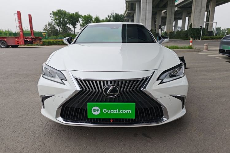 Lexus ES 200 2020 — 2