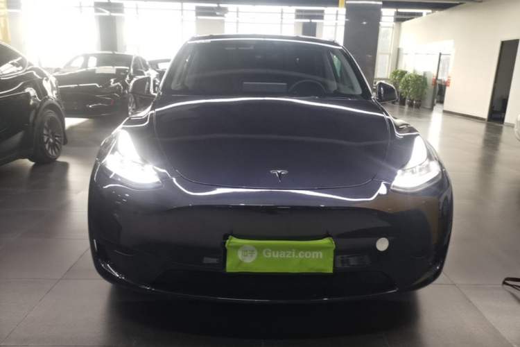 Tesla Model Y 2024 — 2