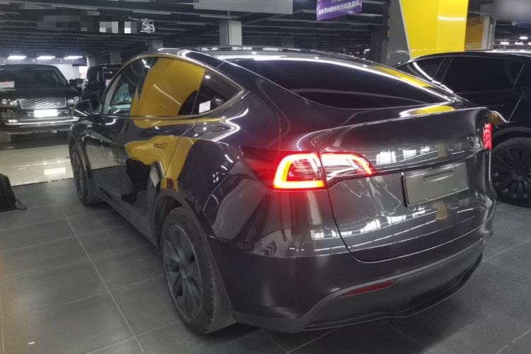 Tesla Model Y 2024 — 4
