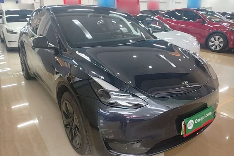 Tesla Model Y 2024 — 3