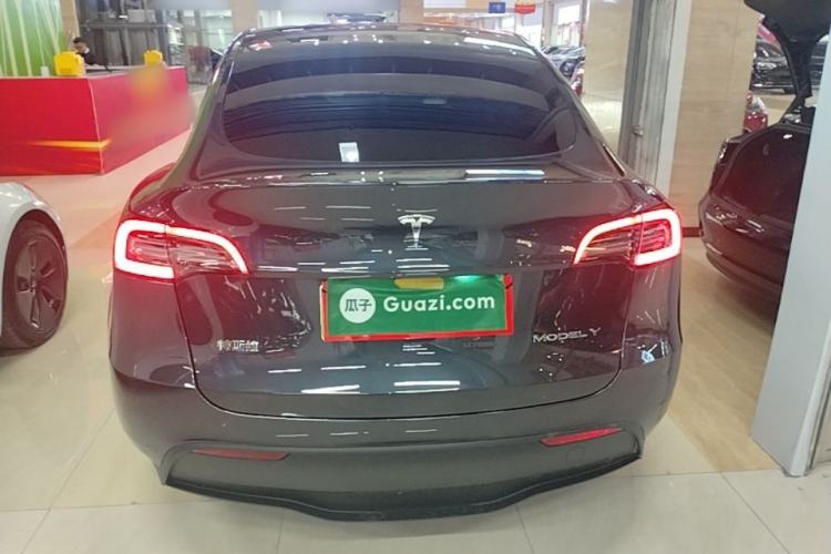 Tesla Model Y 2024 — 5