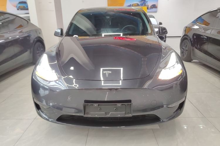 Tesla Model Y 2024 — 2