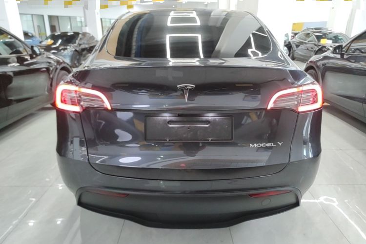 Tesla Model Y 2024 — 5