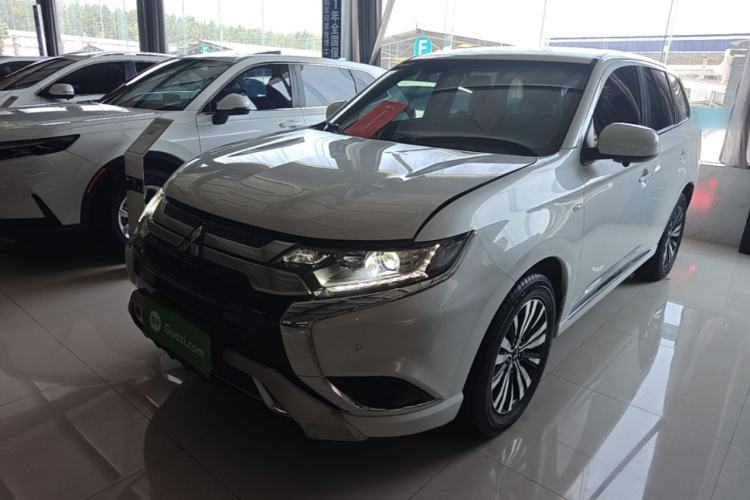 Mitsubishi Outlander 2021 — фото 1