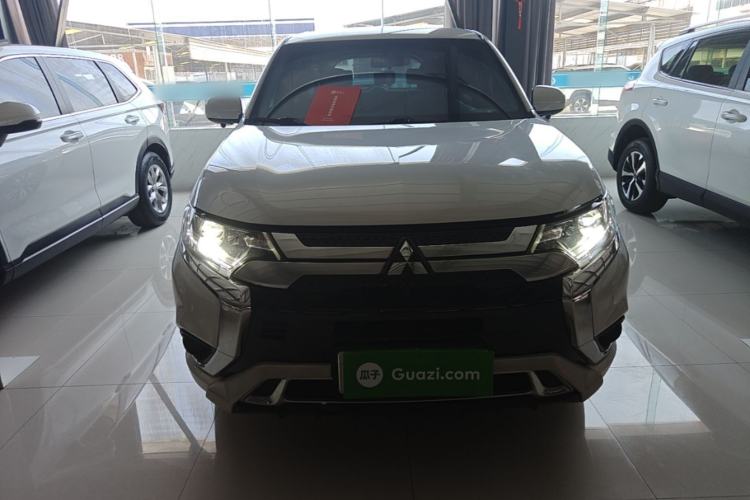 Mitsubishi Outlander 2021 — фото 2
