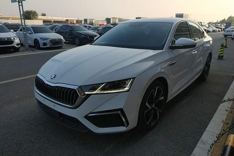 Skoda octavia 2023 — фото 1