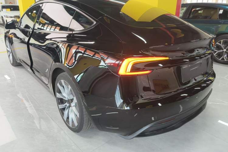 Tesla Model 3 2023 — 4