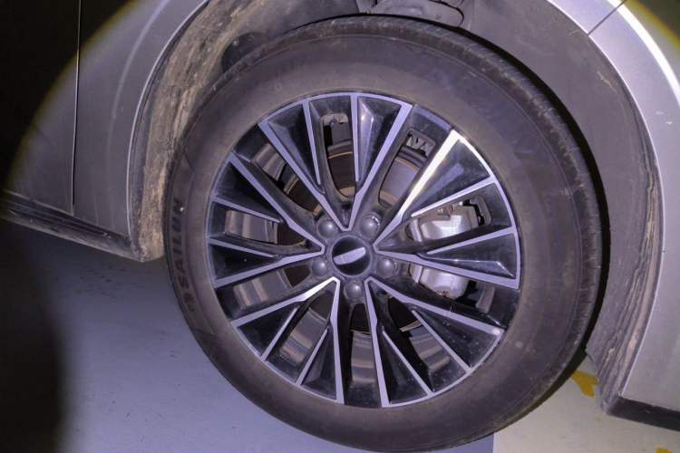 Geely Emgrand 2026 — 5