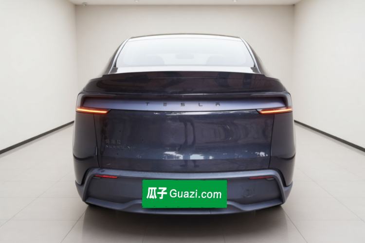 Tesla Model Y L 2025 — 5